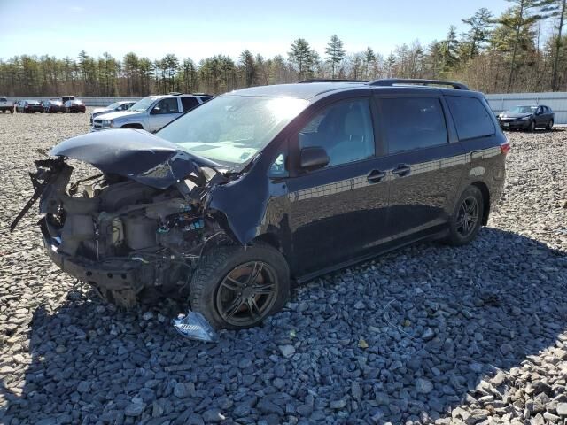 2018 TOYOTA Sienna