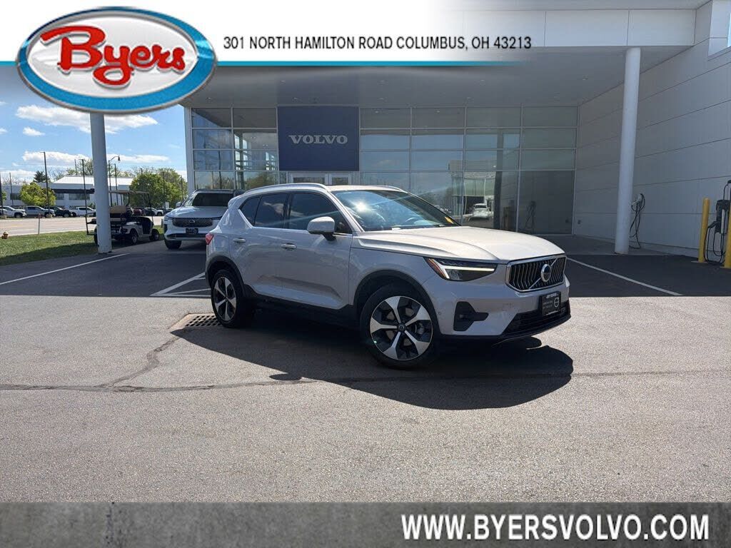 2025 VOLVO XC40