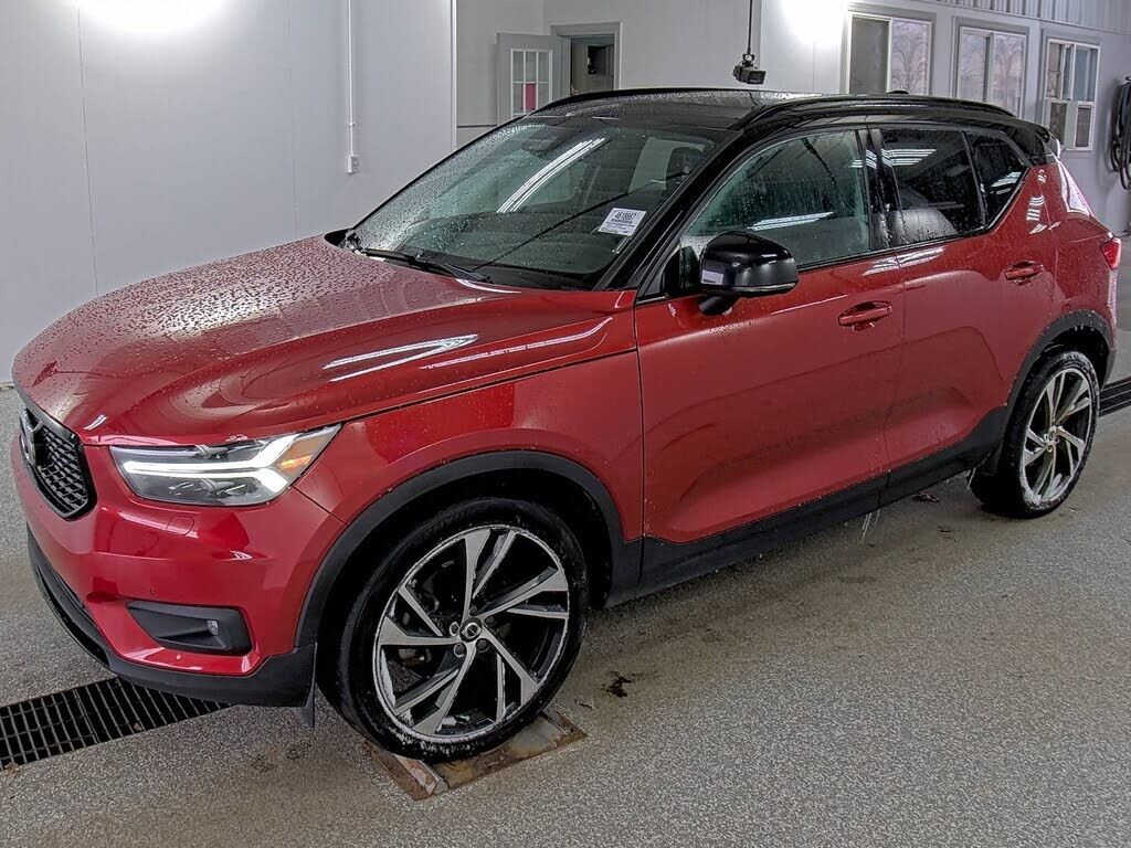2021 VOLVO XC40