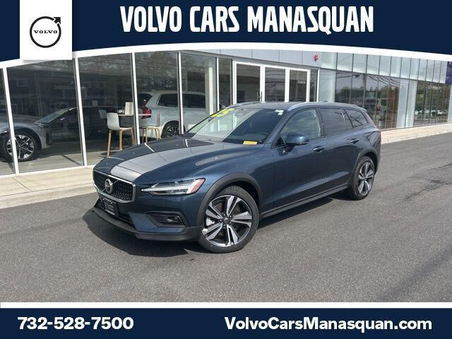 2025 VOLVO V60CC
