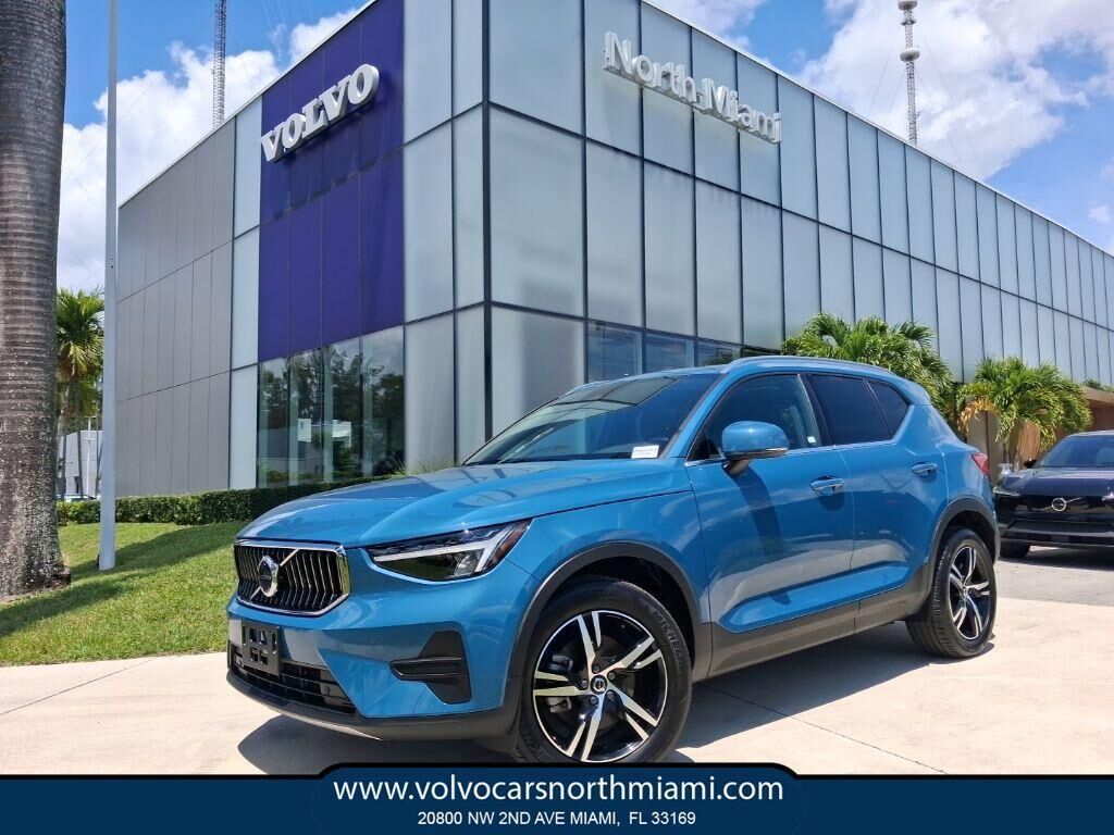 2025 VOLVO XC40