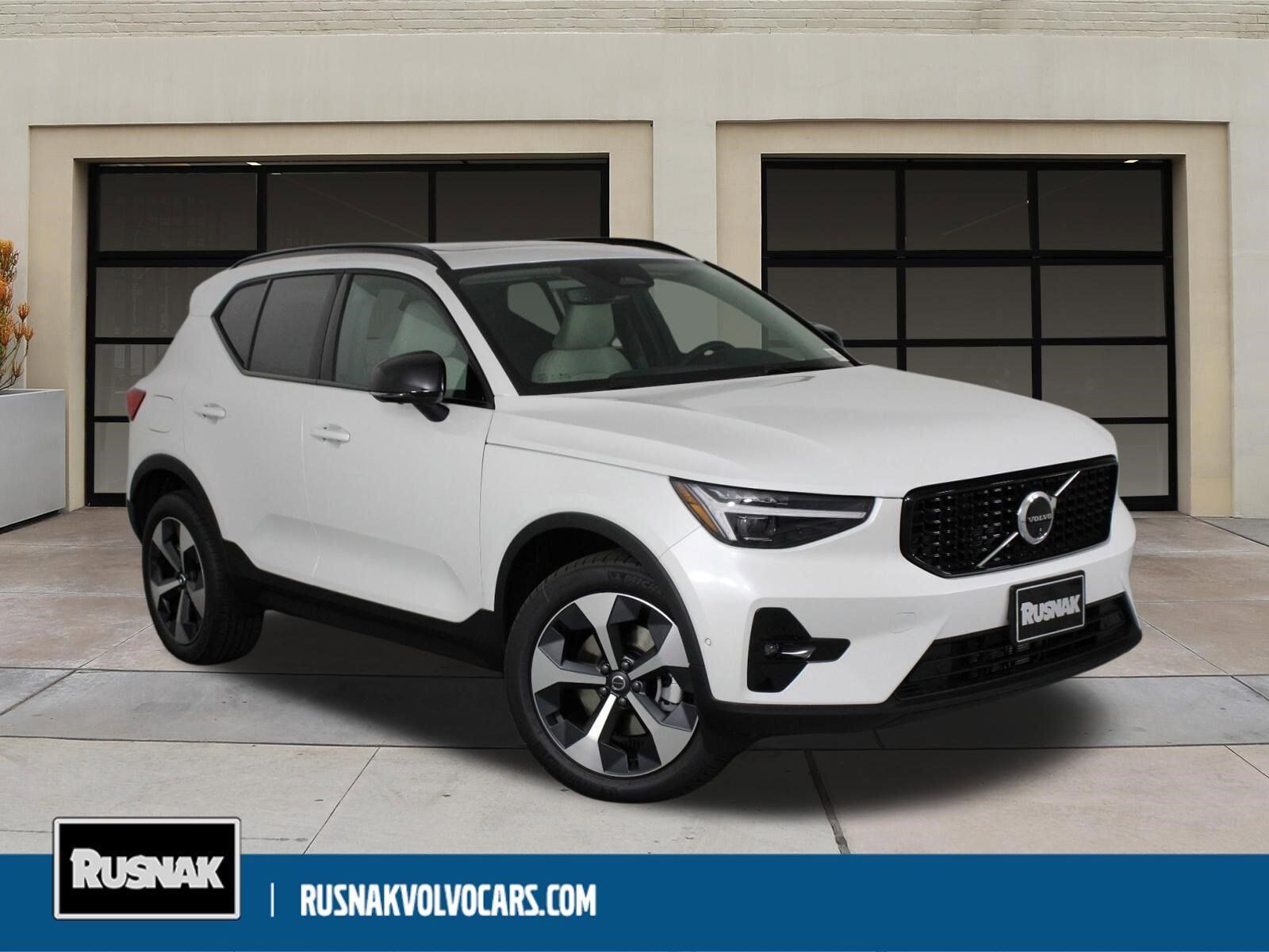 2026 VOLVO XC40