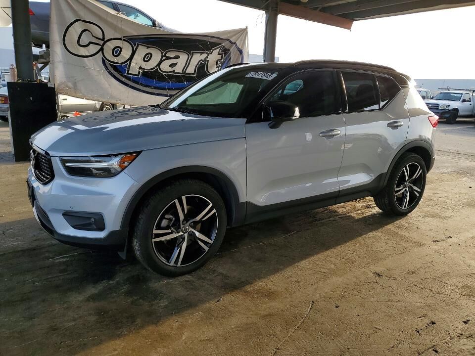 2021 VOLVO XC40