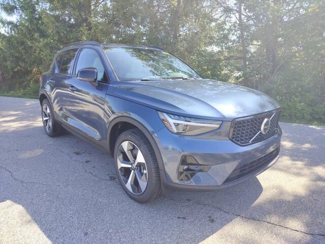 2026 VOLVO XC40