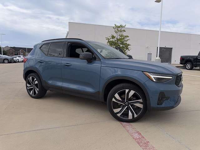 2024 VOLVO XC40