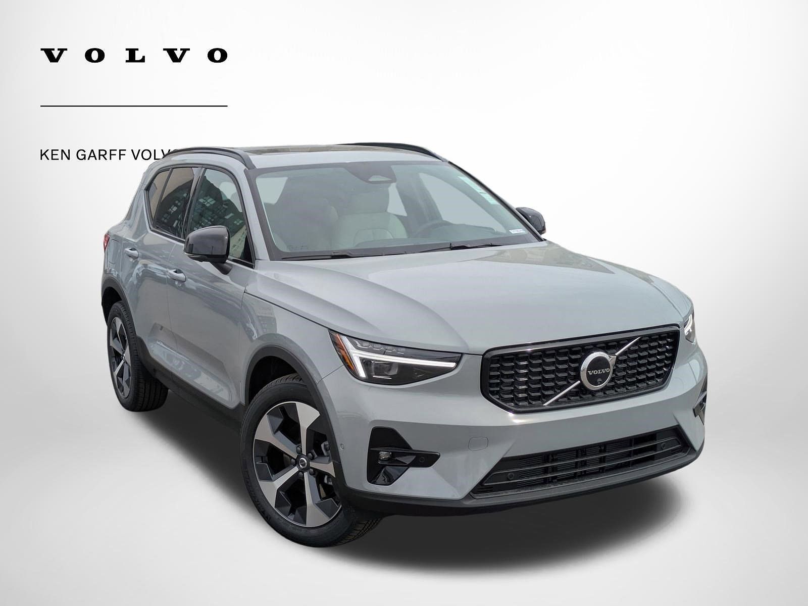 2026 VOLVO XC40
