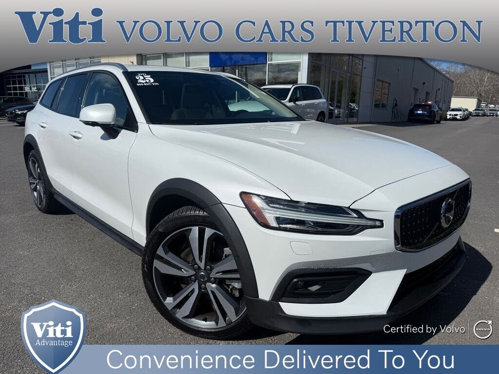 2025 VOLVO V60CC