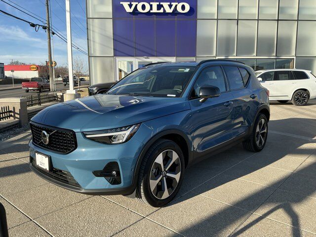 2025 VOLVO XC40