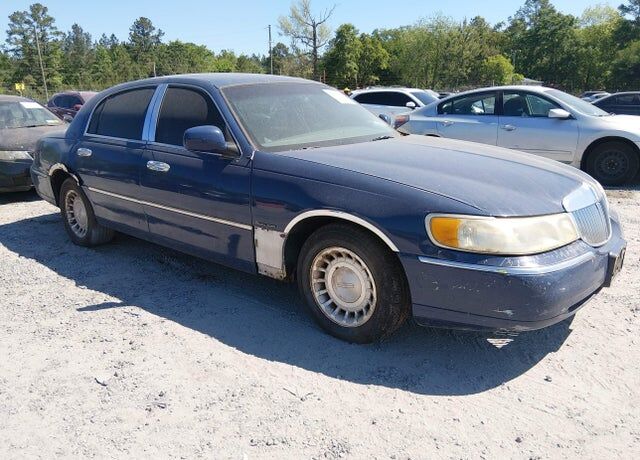 2002 LINCOLN Town Car