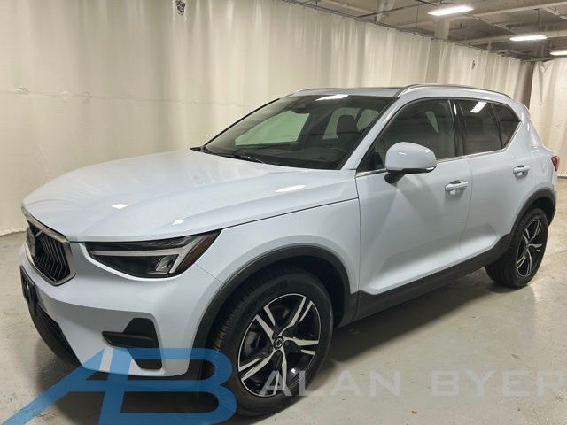 2025 VOLVO XC40