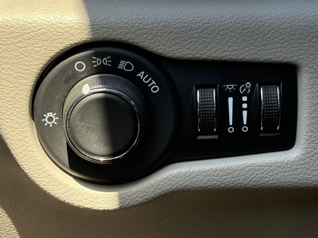 2023 CHRYSLER Voyager