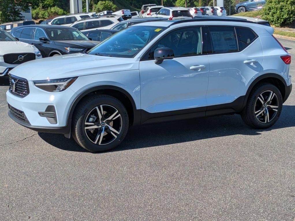 2026 VOLVO XC40