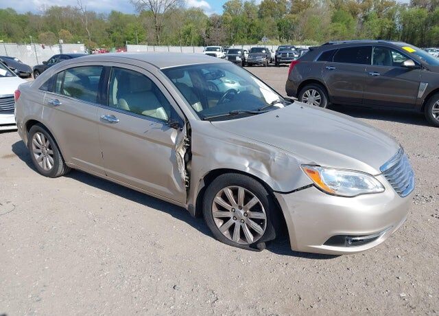 2013 CHRYSLER 200