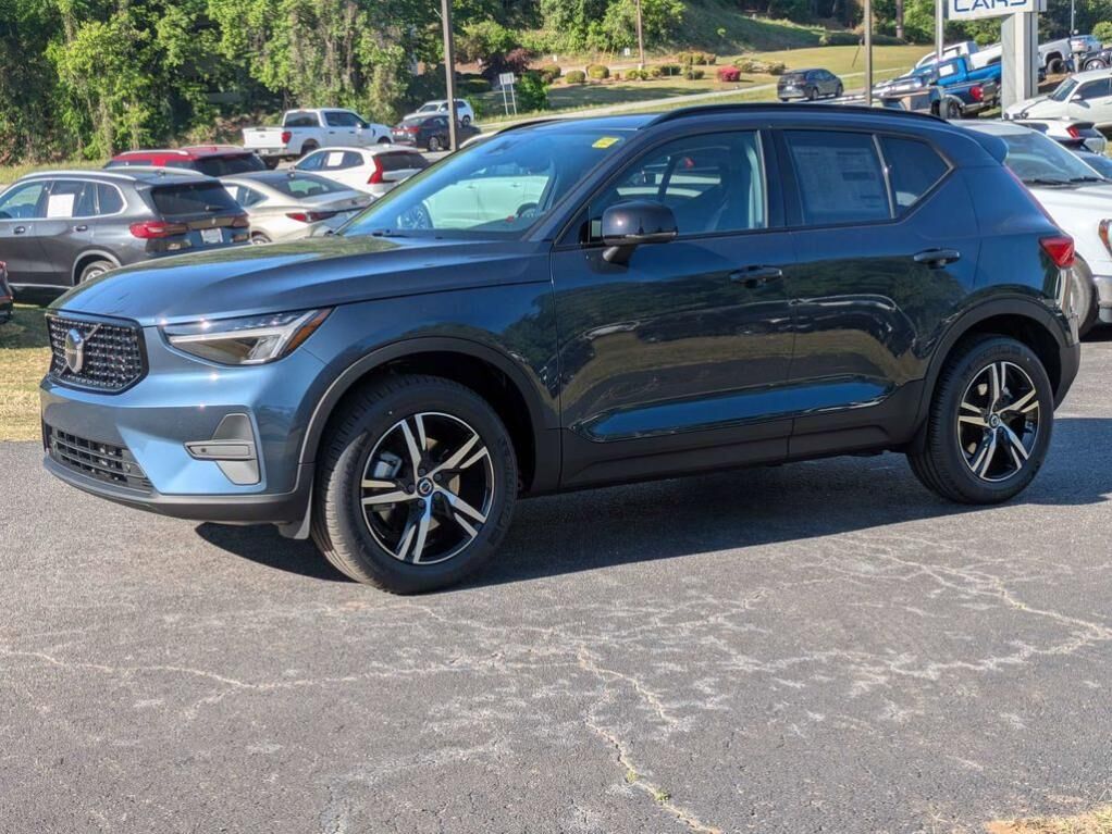 2026 VOLVO XC40