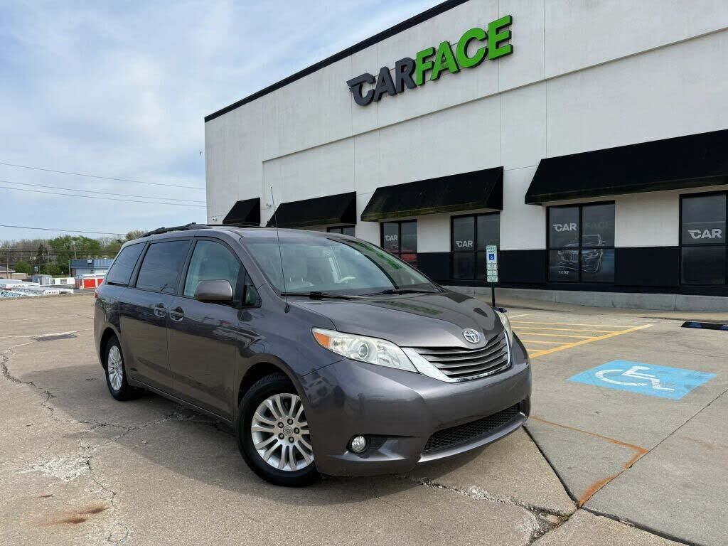 2012 TOYOTA Sienna