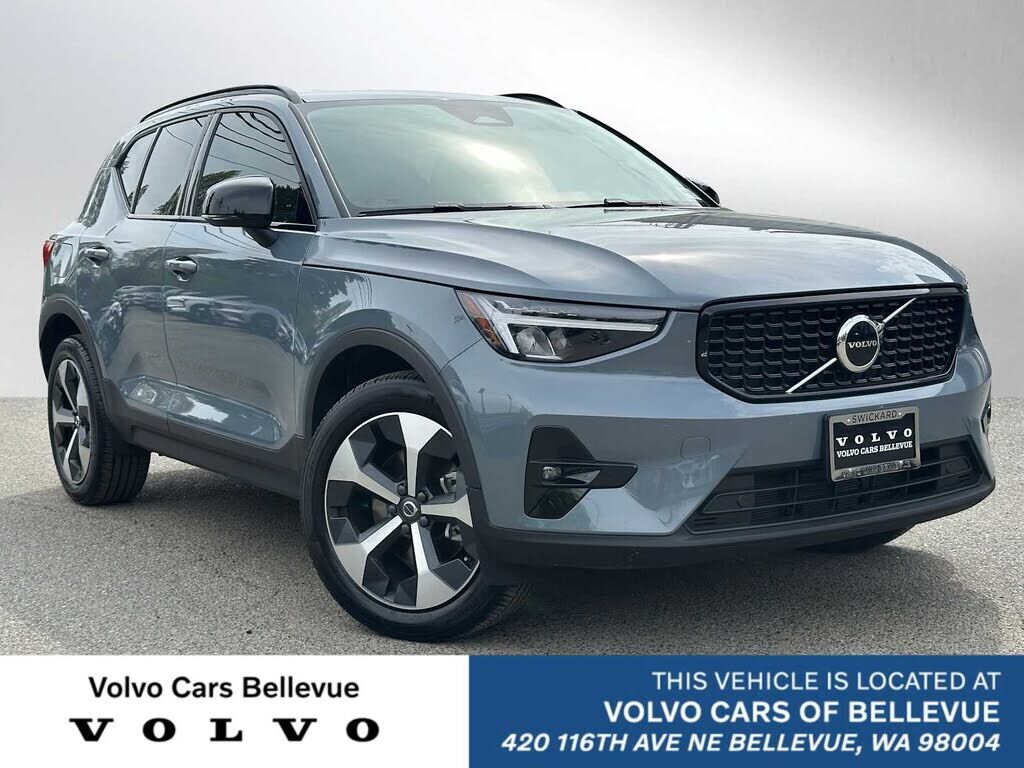 2023 VOLVO XC40