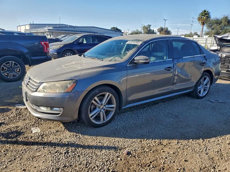 2013 VOLKSWAGEN Passat
