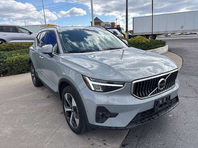 2024 VOLVO XC40