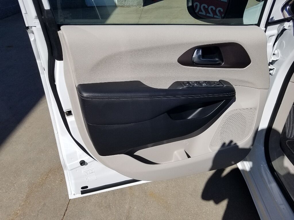 2023 CHRYSLER Voyager