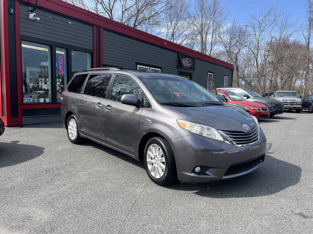 2012 TOYOTA Sienna