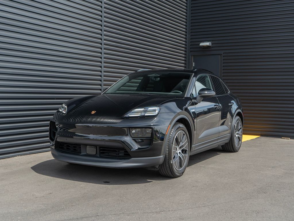 2025 PORSCHE Macan