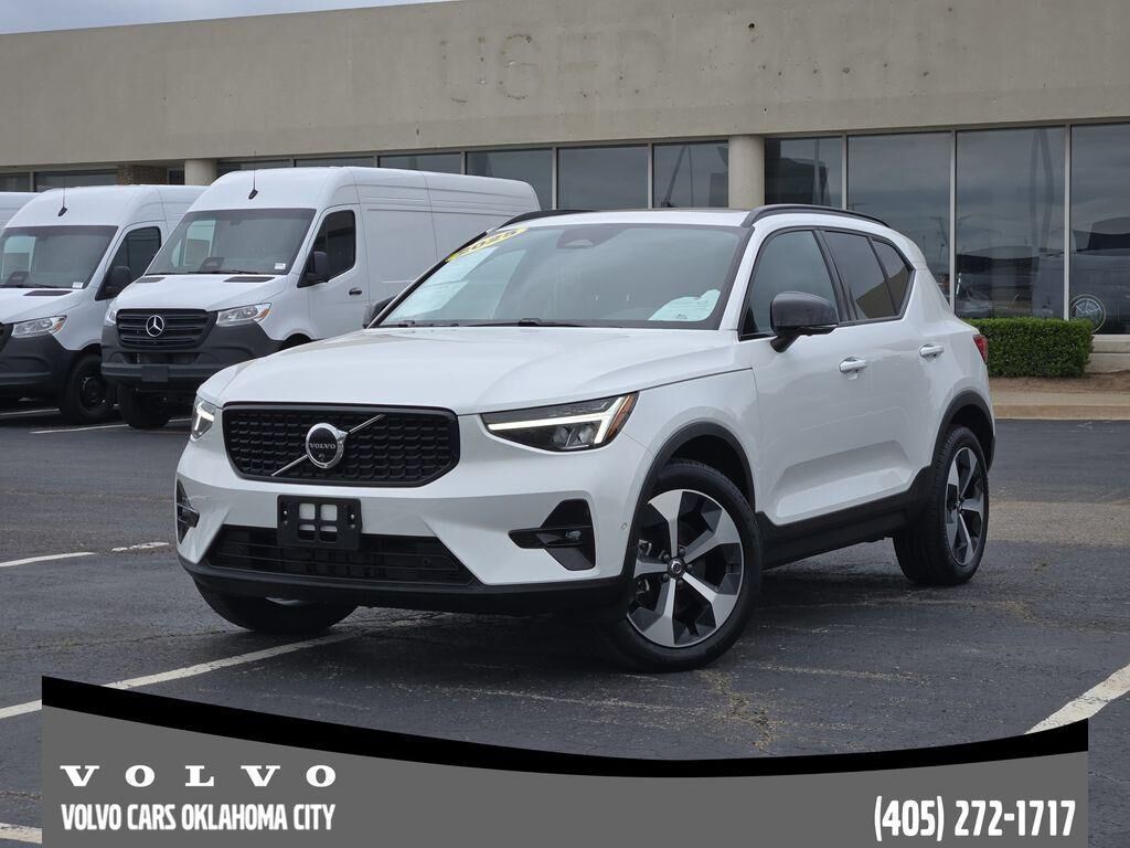 2025 VOLVO XC40