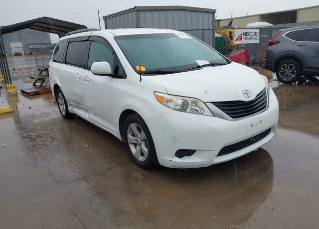 2011 TOYOTA Sienna