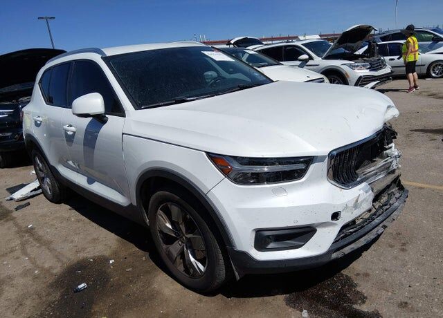 2021 VOLVO XC40
