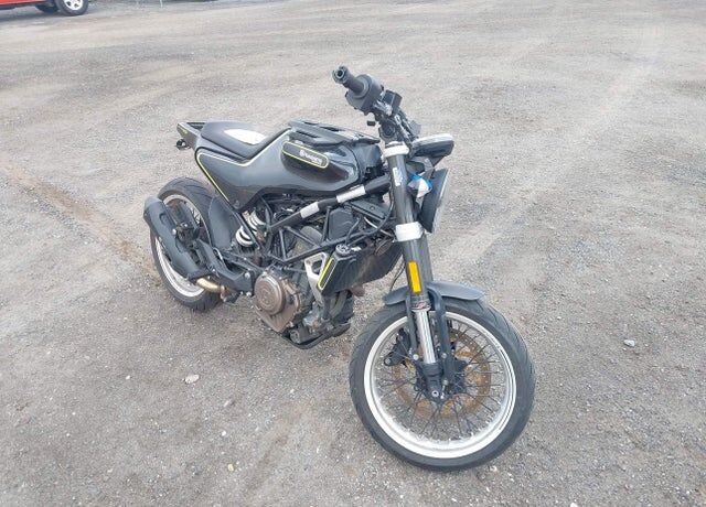 2018 HUSQVARNA Svartpilen 401