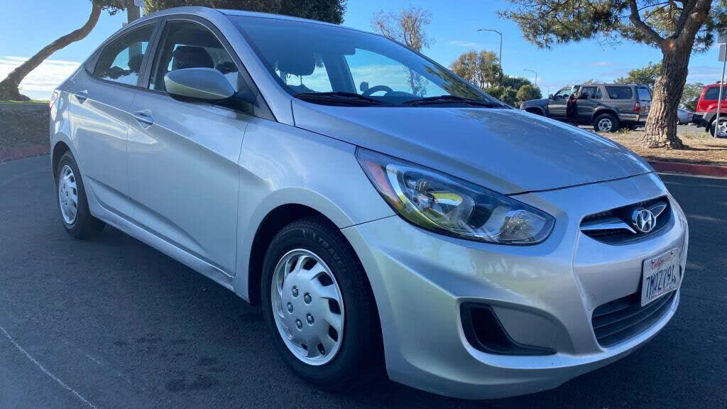 2012 HYUNDAI Accent