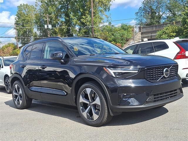 2026 VOLVO XC40