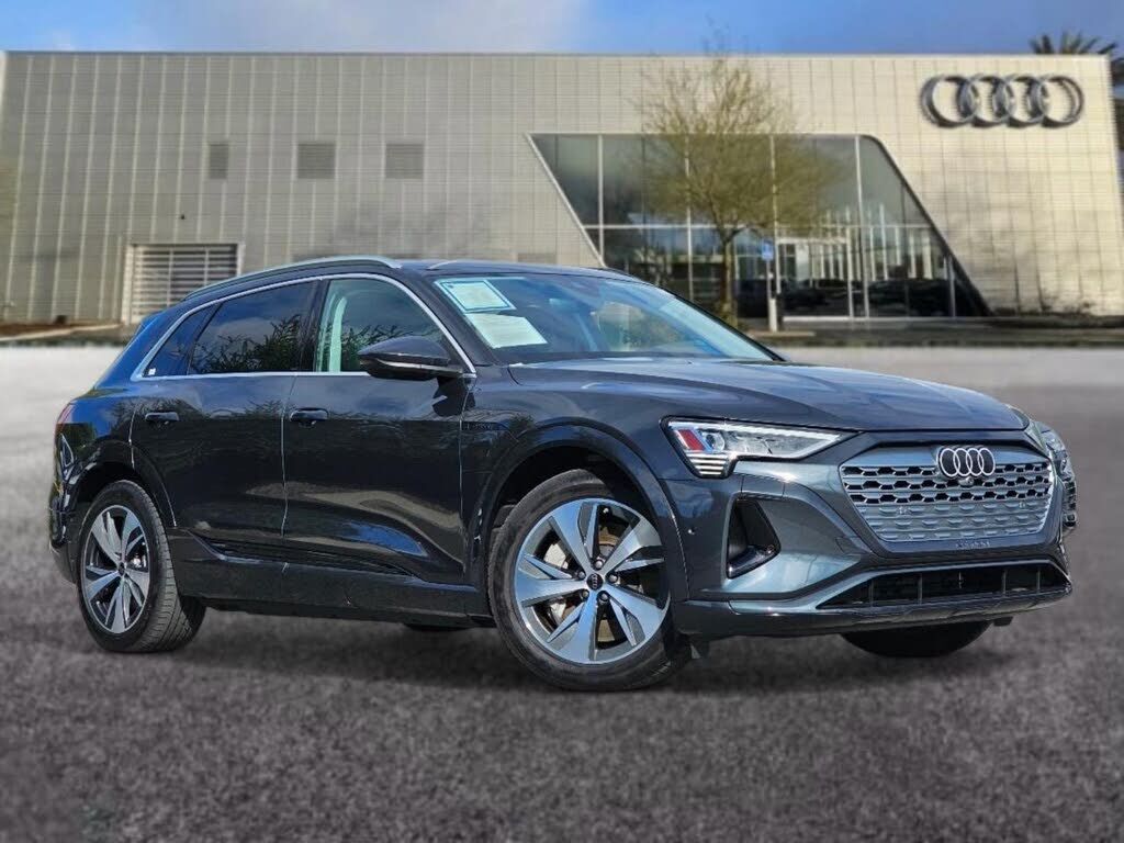 2024 AUDI Q8