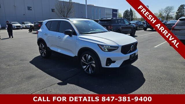 2023 VOLVO XC40