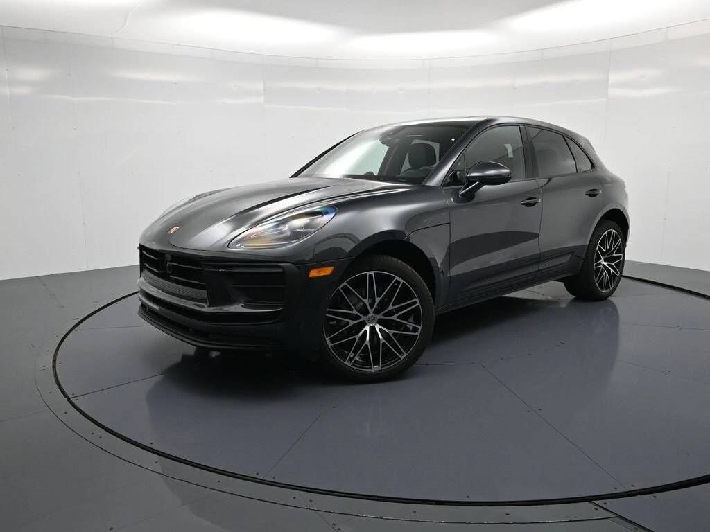 2026 PORSCHE Macan