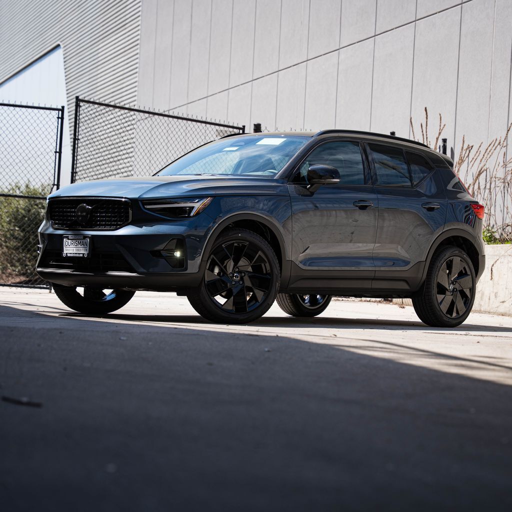 2026 VOLVO XC40