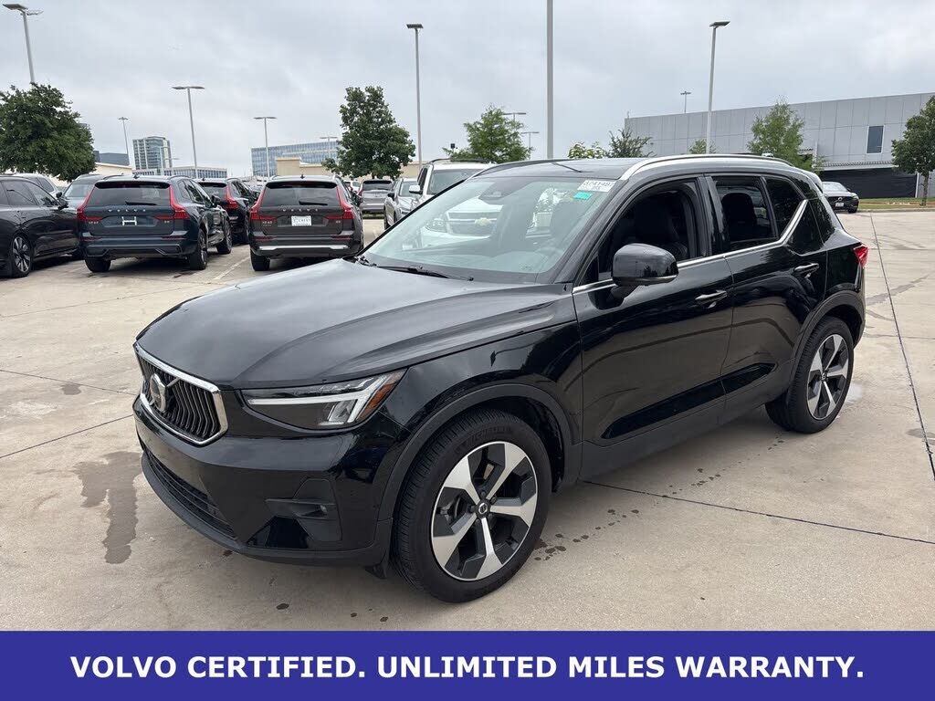 2025 VOLVO XC40