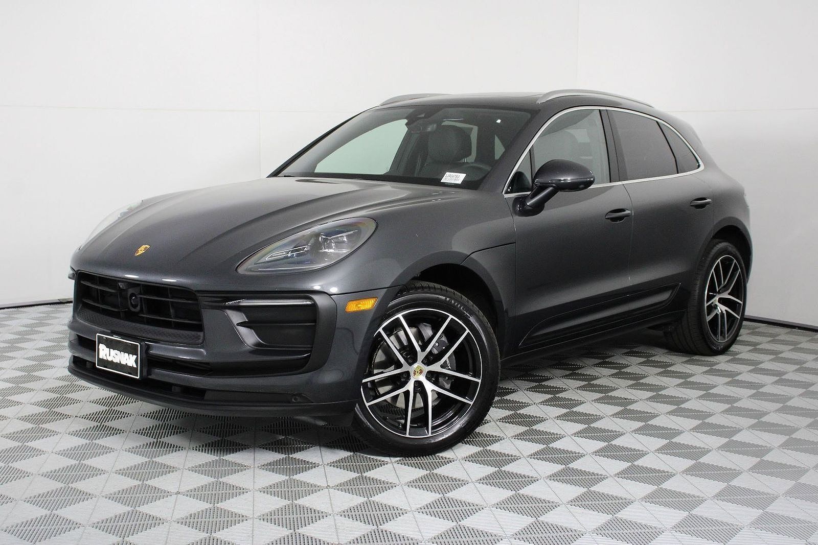 2025 PORSCHE Macan