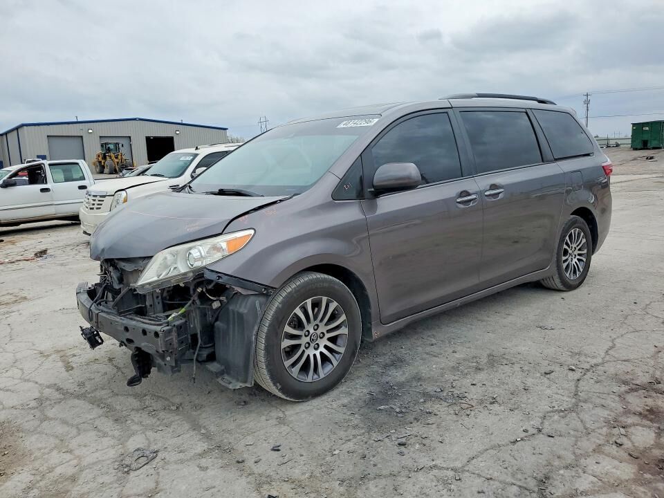 2019 TOYOTA Sienna