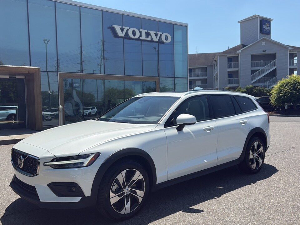 2025 VOLVO V60CC