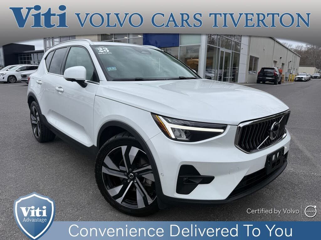 2023 VOLVO XC40