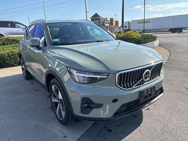 2025 VOLVO XC40