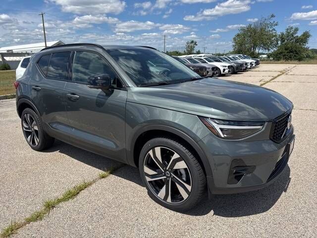 2026 VOLVO XC40