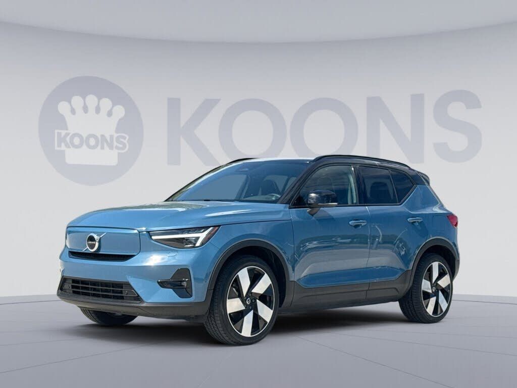 2023 VOLVO XC40