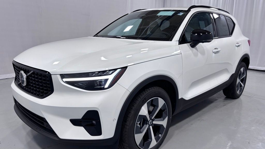 2026 VOLVO XC40