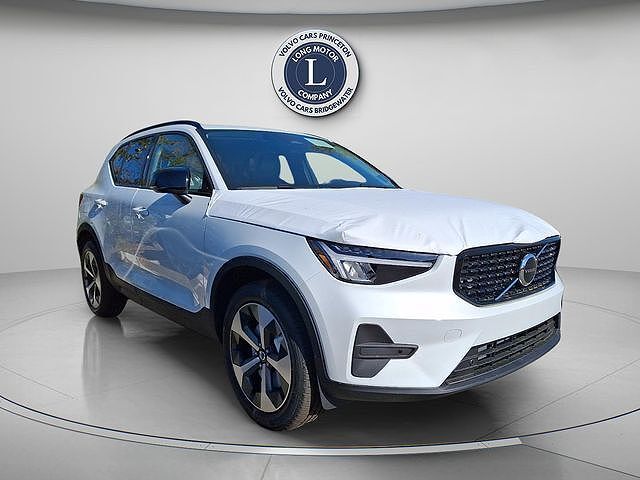 2026 VOLVO XC40