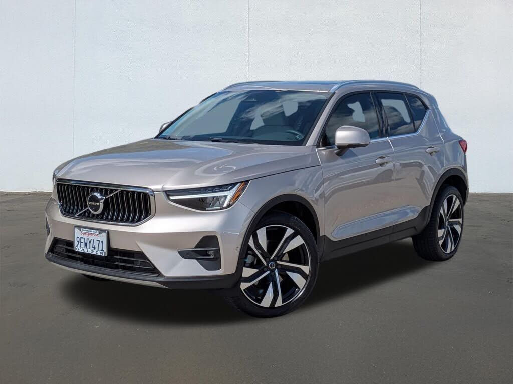 2023 VOLVO XC40