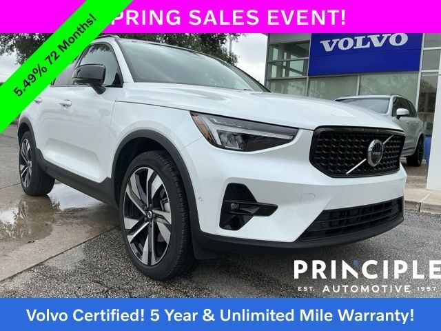 2025 VOLVO XC40