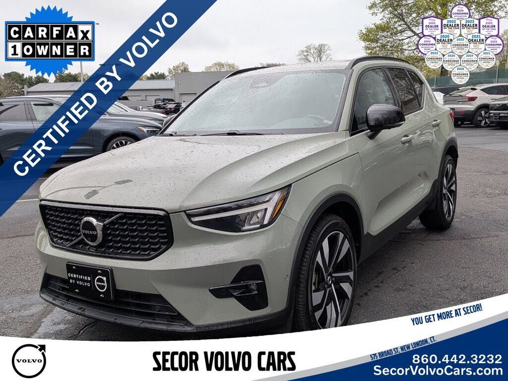 2023 VOLVO XC40