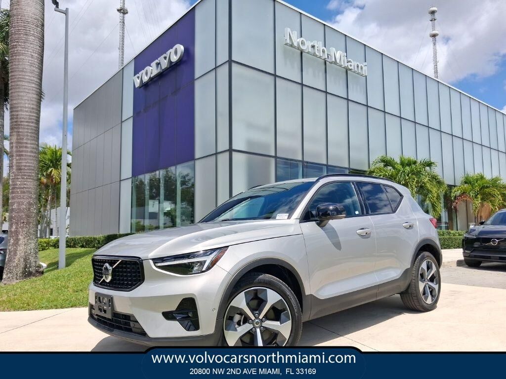 2025 VOLVO XC40