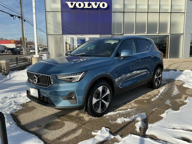 2025 VOLVO XC40